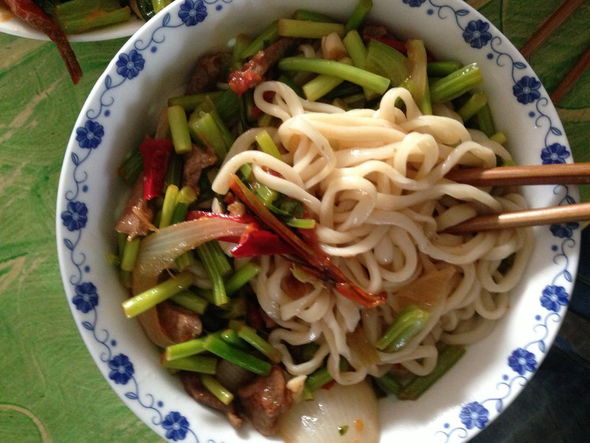 周末中午女儿点餐要吃拌面,于是立刻动手,芹菜炒肉,蒜苔炒肉拌面