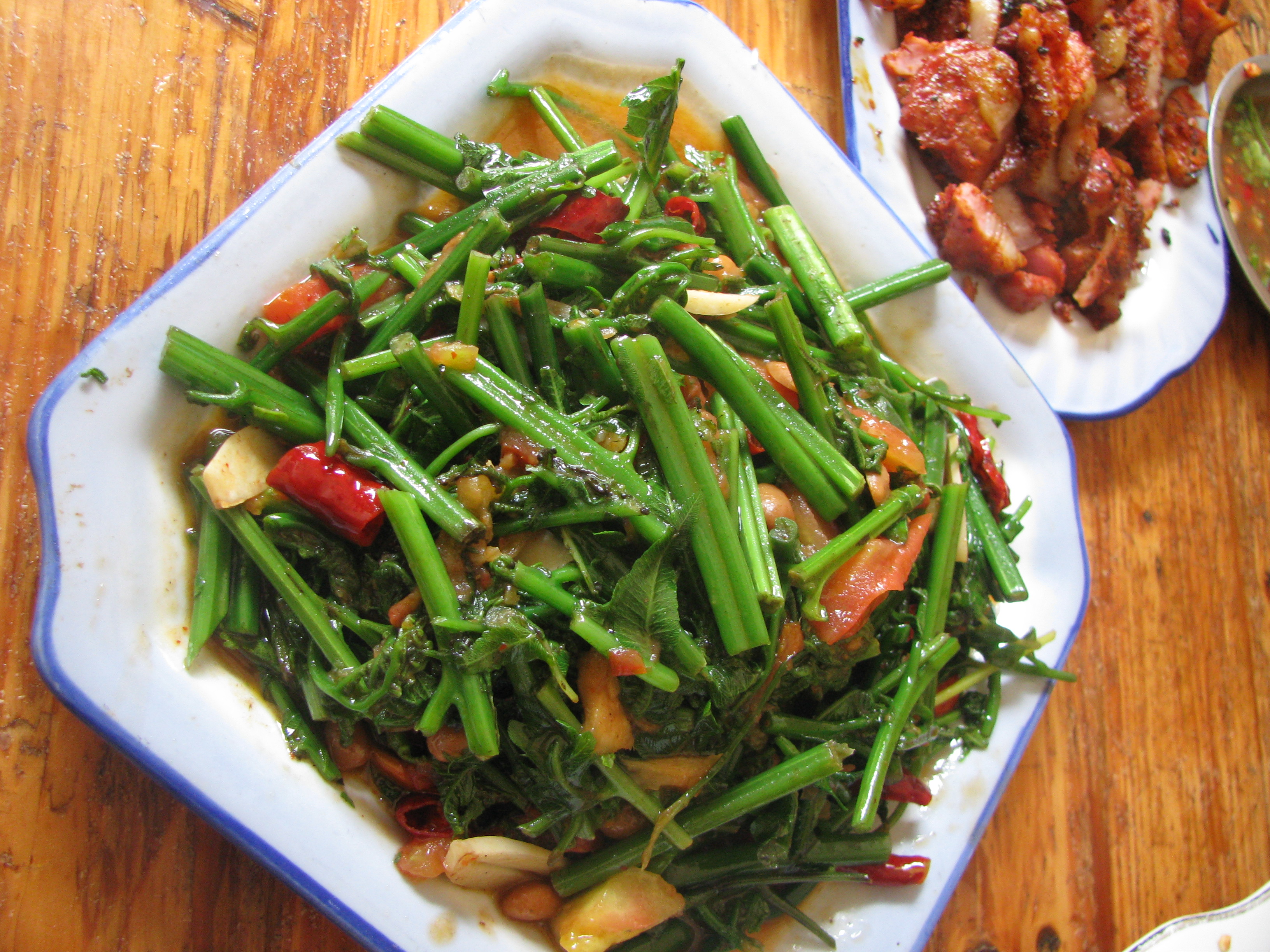 三鲜汤,炒空心菜,烤五花肉,手撒鸡,老奶洋芋_昆明陈陈