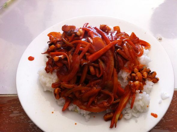 这是2012年10月1日,在吉林省安图市的一家鲜族餐馆吃的午饭,因为我自身养狗狗,所以我是不吃狗肉的,同行的家人们说大连街上是找不到一家比这个好吃的。鱿鱼盖饭超赞的!所以我买了一盒拌饭酱,回家自己做哈哈~ 标签: