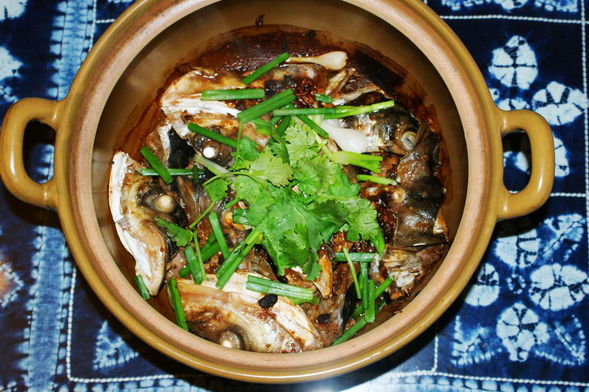 砂锅鱼头煲,砂锅鱼头煲在腌制中