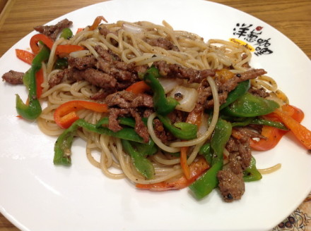 沙拉,咖喱牛肉焗饭 ,黑椒牛柳意面 ,炸鸡翅/炸花枝丸