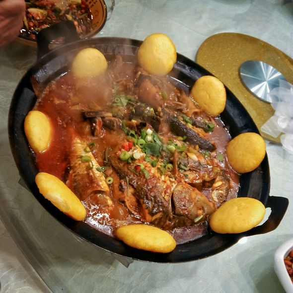 贴饼子熬鱼