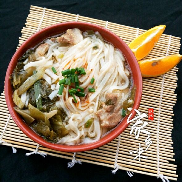 酸菜河粉汤
